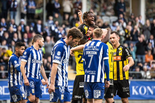 Häckens Johan Hammar jublar med lagkamrater