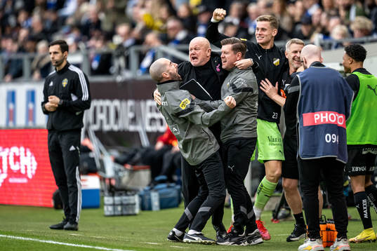 Häckens tränare Per-Mathias Høgmo jublar