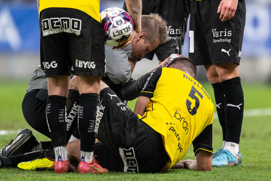 Häckens Even Hovland har ont