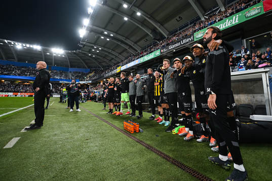 Häckens spelare och ledare väntar på slutsignal
