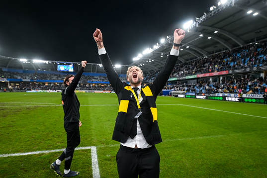 Häckens klubbchef Marcus Jodin jublar över SM-guldet