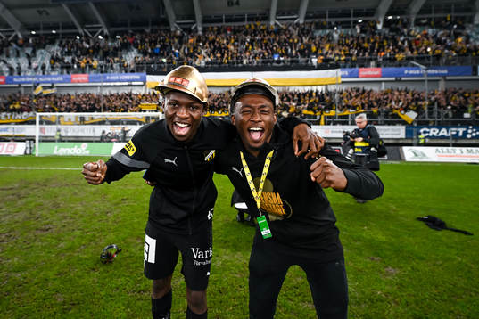 Häckens Akoua Romeo Amane och Bénie Traoré jublar över