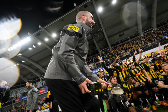 Häckens assisterande tränare Martin Foyston jublar över