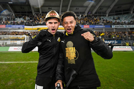 Häckens Kadir Hodzic och Tobias Sana jublar över SM-guldet