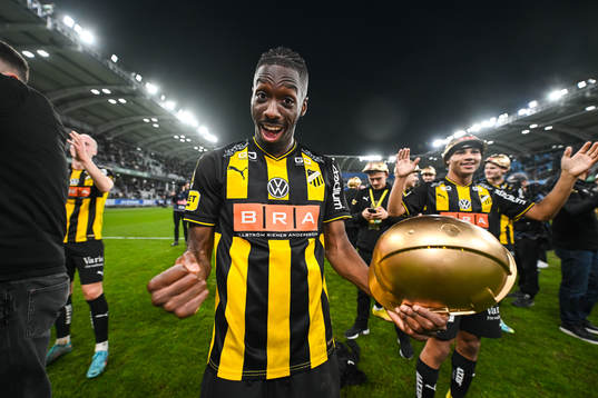 Häckens Blair Sebastian Turgott jublar över SM-guldet