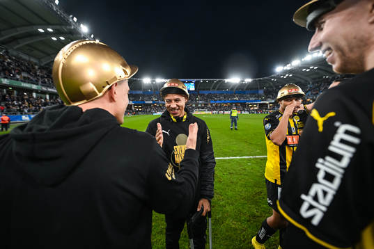 Häckens Tobias Sana jublar över SM-guldet