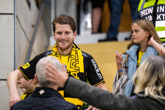 Häckens Erik Friberg jublar över SM-guldet mot sin pappa