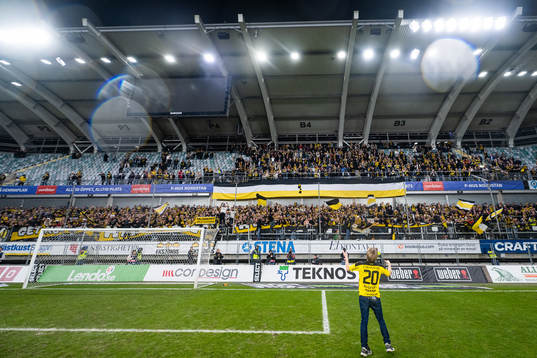 Häckens Petrus Karlholm jublar över sm-guldet