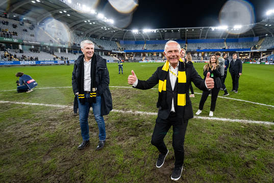 Häckens före detta klubbdirektör Dennis Andersson jublar
