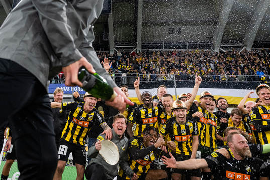 Häckens spelare jublar över sm-guldet