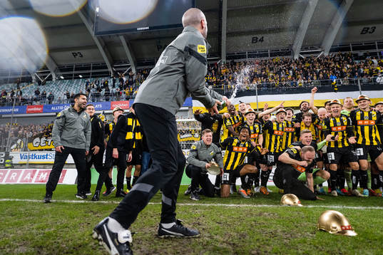 Häckens spelare jublar över sm-guldet
