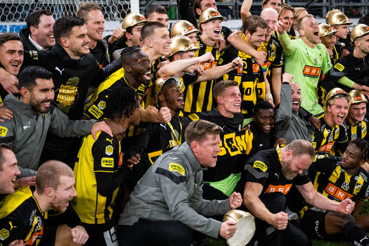 Häckens spelare jublar över sm-guldet