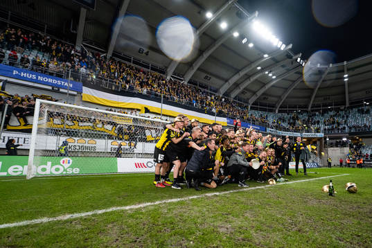 Häckens spelare jublar över sm-guldet