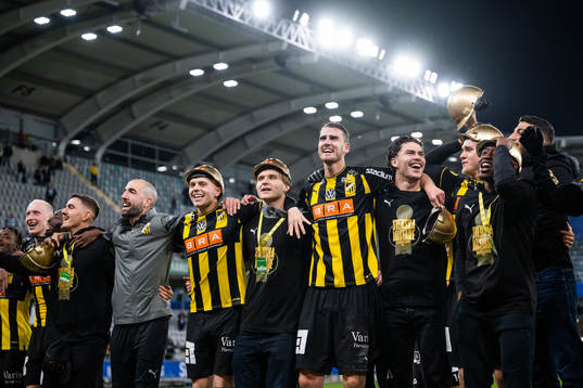 Häckens spelare jublar över sm-guldet