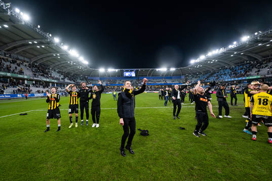 Häckens sportchef Martin Ericsson jublar över sm-guldet