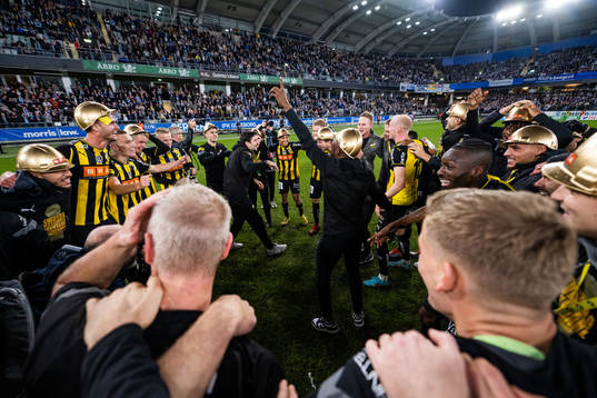 Häckens spelare jublar över sm-guldet