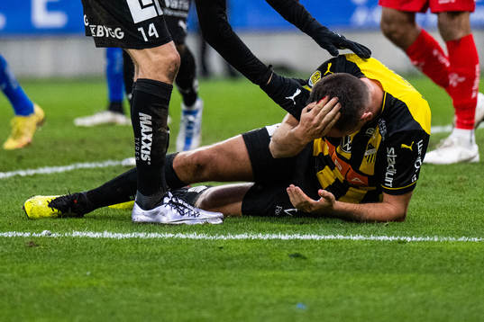 Häckens Even Hovland blöder från huvudet