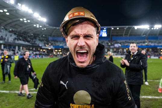 Häckens Alexander Jeremejeff jublar över SM-guldet