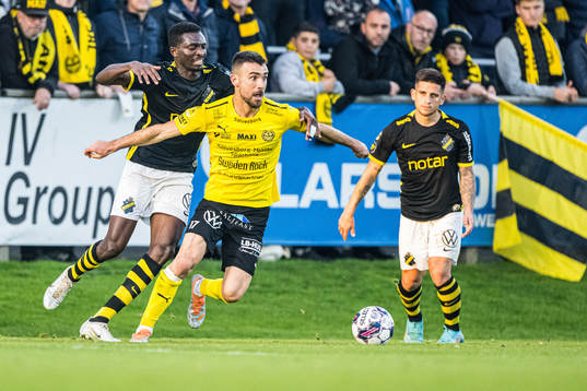 AIKs Collins Lusaka Sichenje och Mjällbys Carlos Moros
