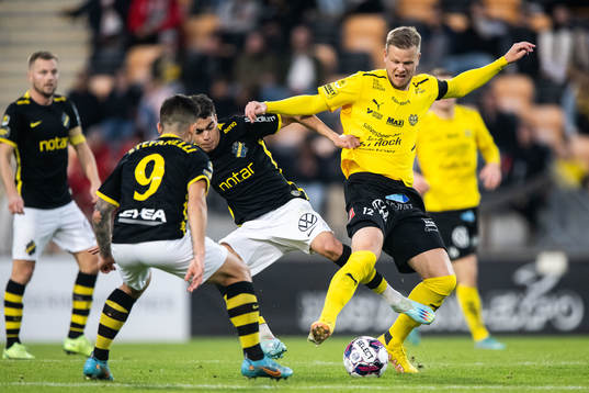 AIKs Nicolas Stefanelli och Yasin Ayari mot Mjällbys David