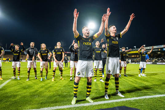 AIKs Sebastian Larsson och Mikael Lustig jublar