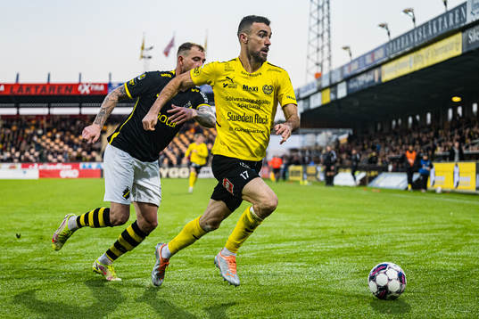 Mjällbys Carlos Moros Gracia och AIKs John Guidetti
