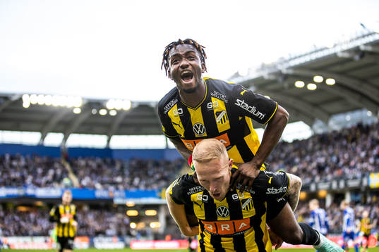 Häckens Mikkel Rygaard Jensen jublar med Ibrahim Sadiq