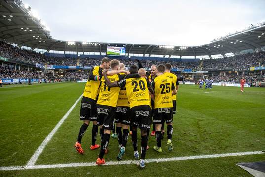 Häckens Mikkel Rygaard Jensen jublar med lagkamrater