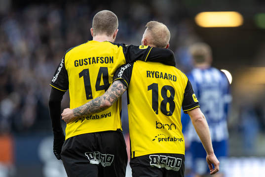 Häckens Simon Gustafson och Mikkel Rygaard Jensen jublar