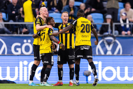 Häckens Mikkel Rygaard Jensen jublar med lagkamrater