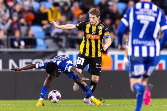 IFK Göteborgs Abundance Salaou och Häckens Erik Friberg