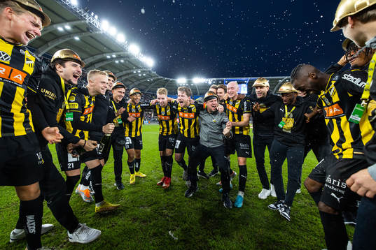 Häckens spelare jublar