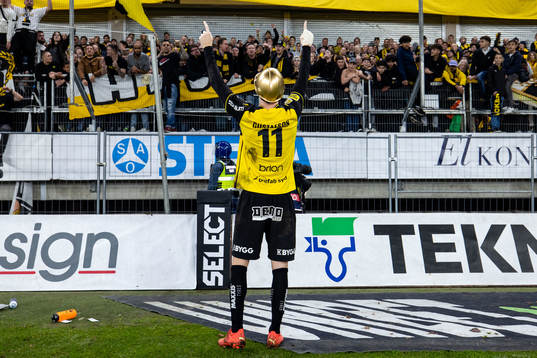 Häckens Samuel Gustafson jublar över SM-guldet