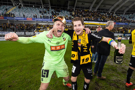 Häcken målvakt Peter Abrahamsson och Erik Friberg jublar