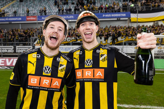 Häcken Samuel Gustafson och Simon Gustafson jublar över