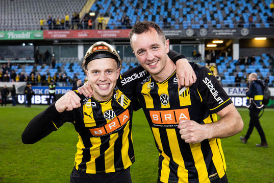 Häcken Tomas Olai Totland och Even Hovland  jublar över