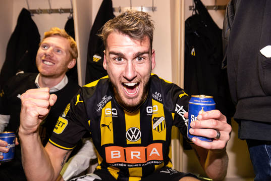 Häckens Johan Hammar jublar över SM-guldet i