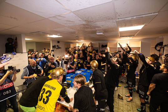 Häckens spelare jublar över SM-guldet i omklädningsrummet