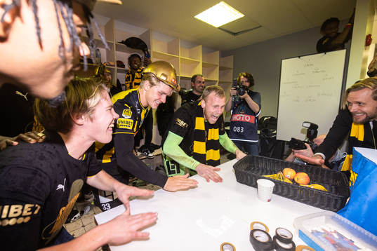 Häckens spelare jublar över SM-guldet i omklädningsrummet
