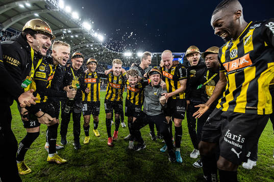 Häckens spelare jublar över SM-guldet