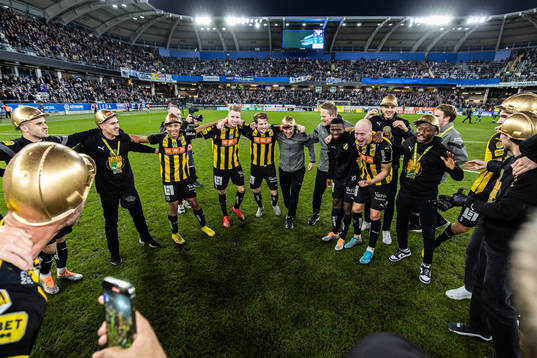 Häckens spelare jublar över SM-guldet