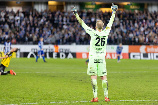 Häckens målvakt Peter Abrahamsson jublar