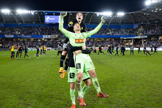 Häckens Lars Olden Larsen och målvakt Peter Abrahamsson