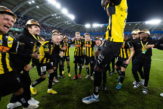 Häckens spelare jublar