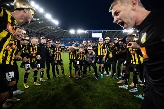 Häckens spelare jublar