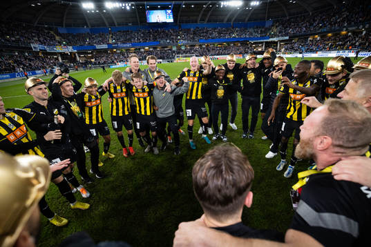 Häckens spelare jublar