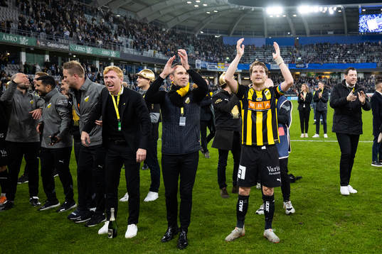 Häckens sportchef Martin Ericsson och Erik Friberg  jublar