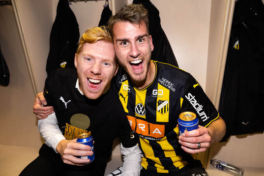 Häckens chefsscout Hampus Andersson och Johan Hammar jublar