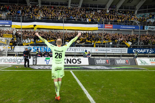 Häckens målvakt Peter Abrahamsson jublar