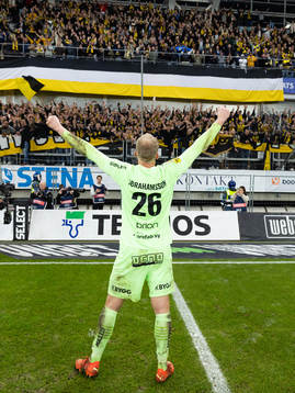 Häckens målvakt Peter Abrahamsson jublar